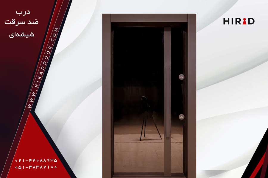 درب ضد سرقت شیشه ای مشکی رنگ، دارای یک نوار فلزی بلند مشکی در یک سوم ابتدای درب که روی آن یک دستگیره عمودی مشکی سوار شده است.